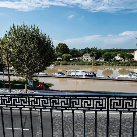 Hotel Logis De La Tour 3*