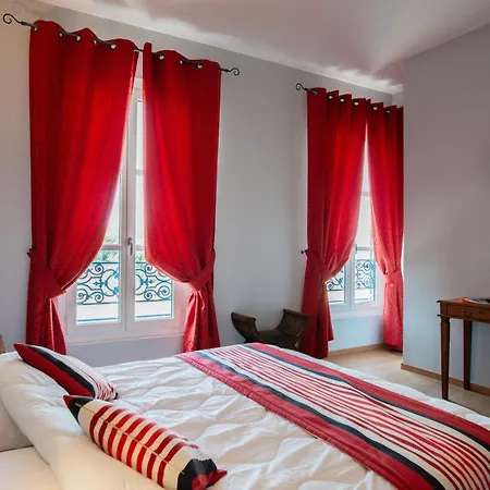 Logis De La Tour Hotel