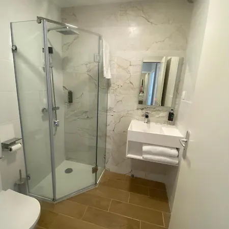 Hotel Logis De La Tour