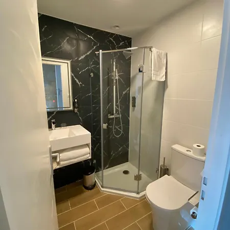 Hotel Logis De La Tour 3*