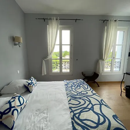 Hotel Logis De La Tour 3*