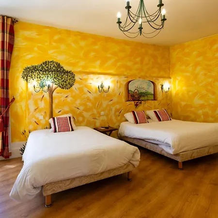 Hotel Logis De La Tour 3*