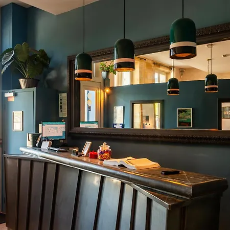 Logis De La Tour Hotel