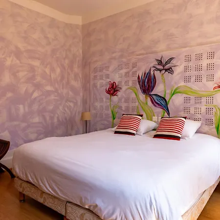 Hotel Logis De La Tour 3*