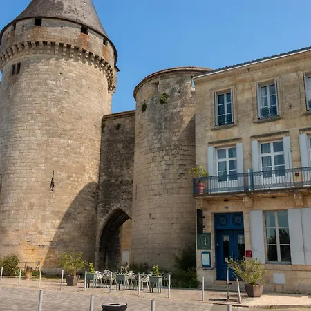 Logis De La Tour Hotel 3*