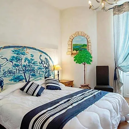 Hotel Logis De La Tour 3*