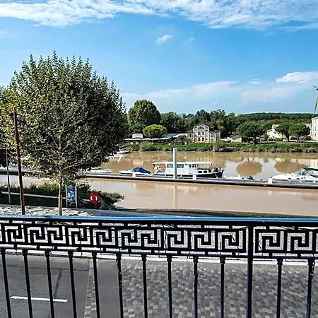 Logis De La Tour Hotel