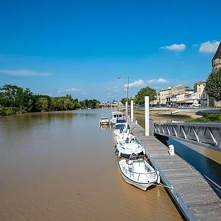 Hotel Logis De La Tour 3*
