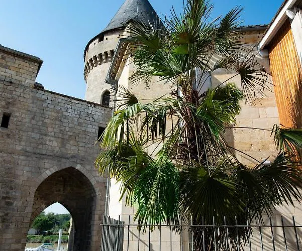 Logis De La Tour Hotel 3*