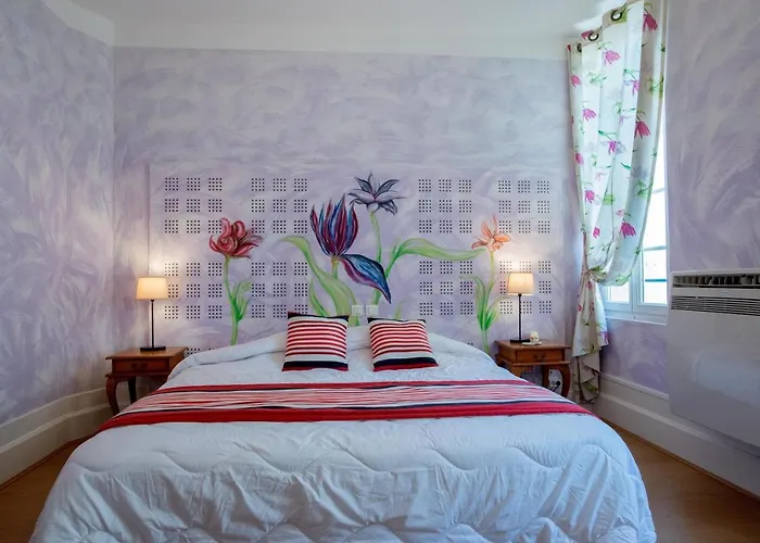 Hotel Logis De La Tour 3*