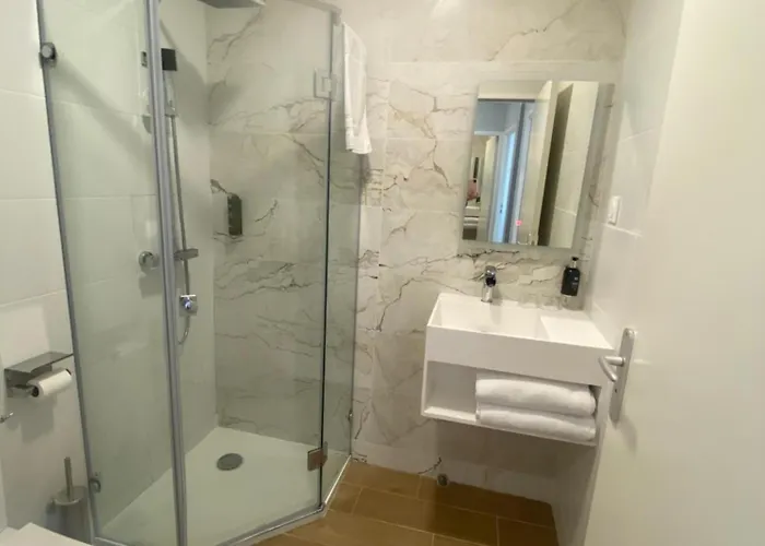 Hotel Logis De La Tour