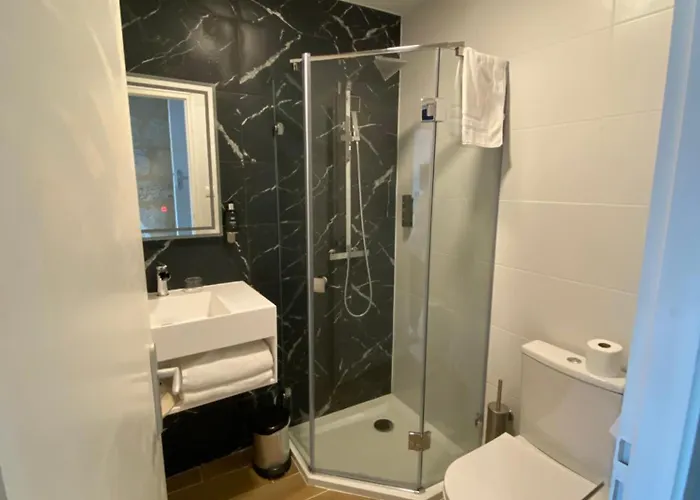 Hotel Logis De La Tour 3*