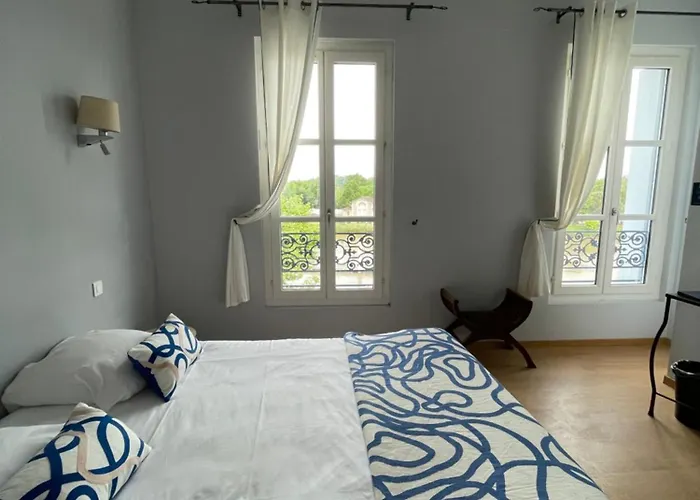 Hotel Logis De La Tour 3*