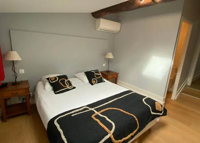 Logis De La Tour Hotel 3*