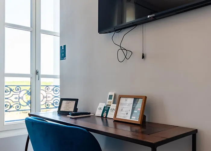 Hotel Logis De La Tour 3*