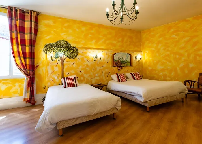 Hotel Logis De La Tour 3*