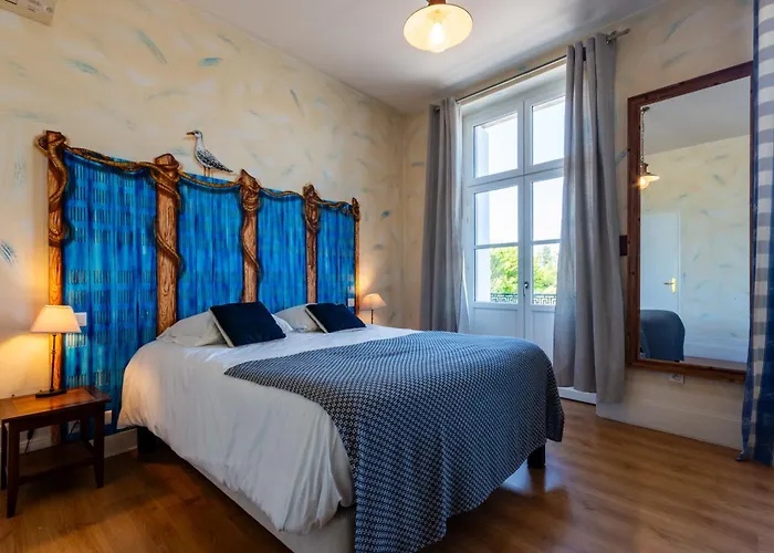 Logis De La Tour Hotel 3*