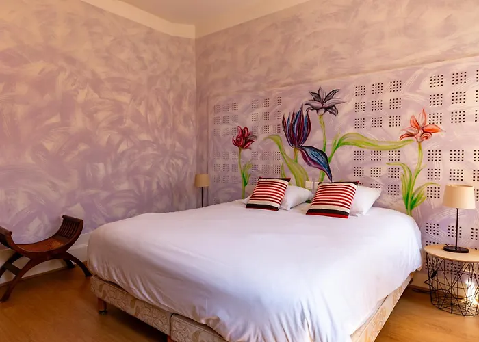 Hotel Logis De La Tour 3*